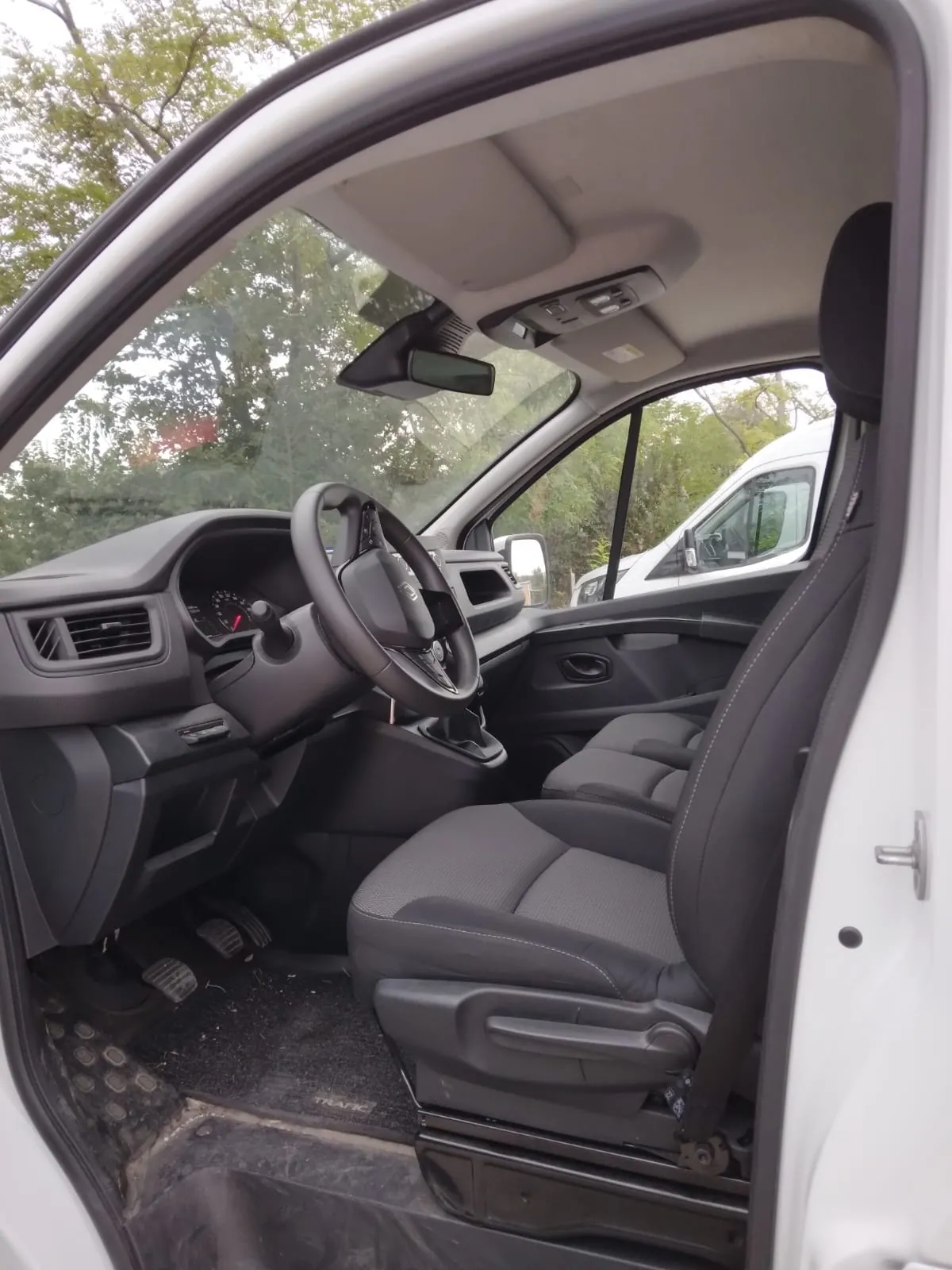 RENAULT TRAFIC  AUTHENTIC L1 BLUE DCI 110 9 POSTI