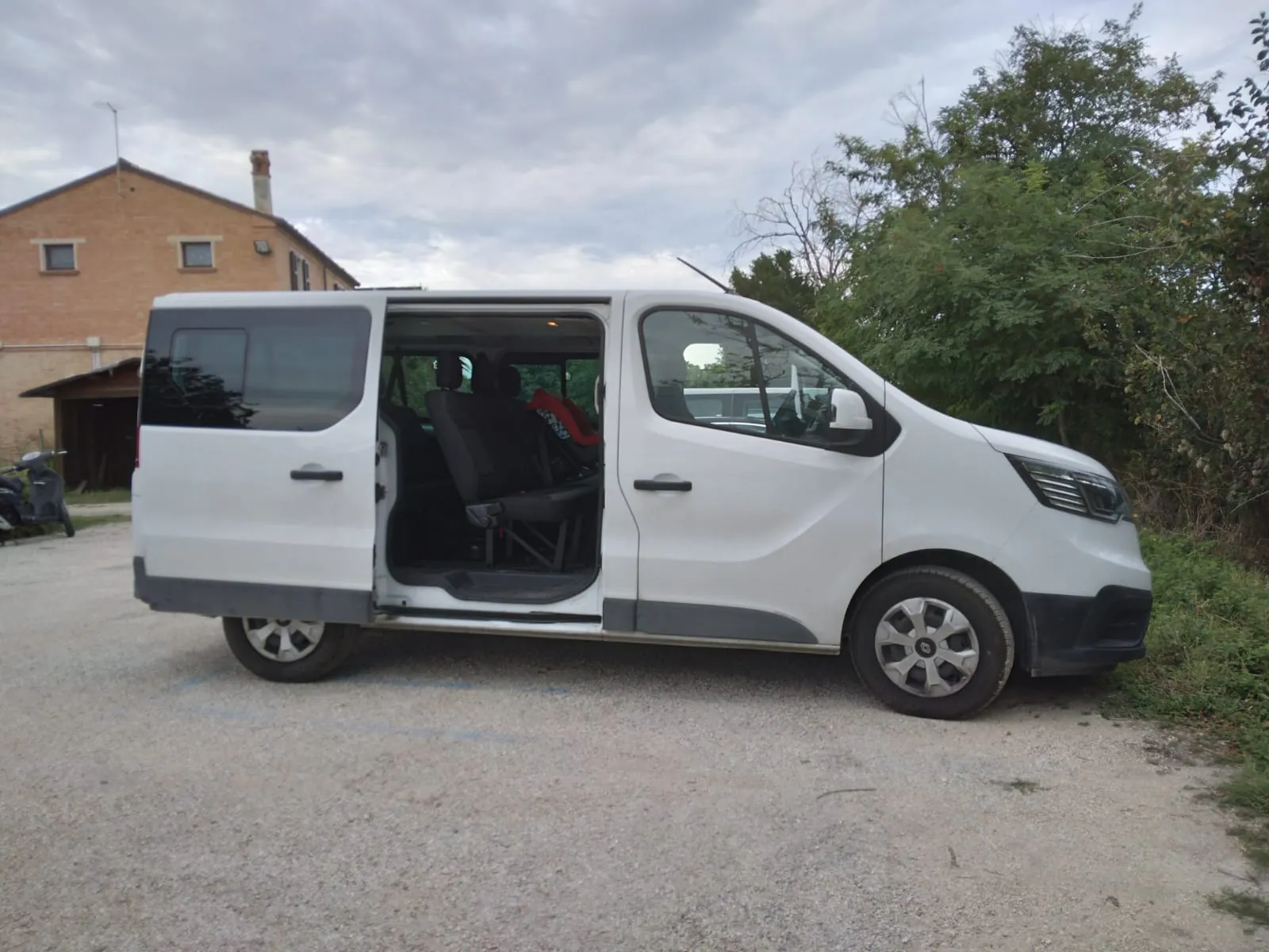 RENAULT TRAFIC  AUTHENTIC L1 BLUE DCI 110 9 POSTI